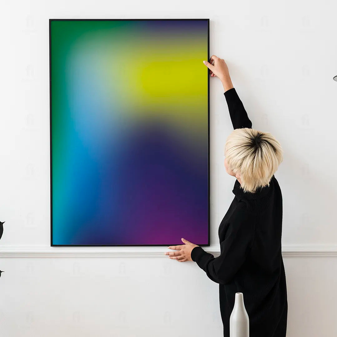  Kolorowy plakat abstrakcyjny "Color Wave" wiszący w minimalistycznym salonie jako mocny akcent.
