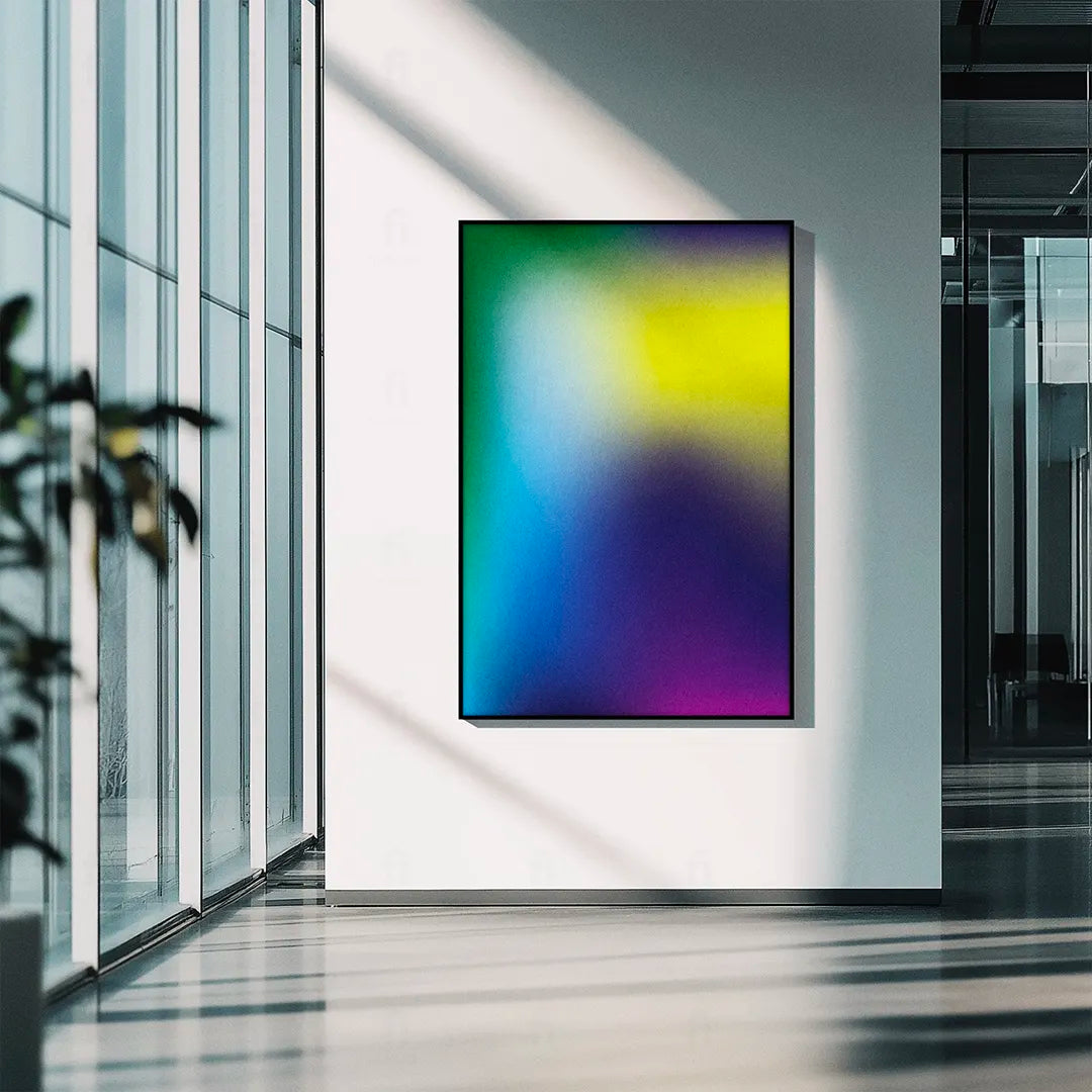 Plakat z abstrakcyjną grafiką przedstawiającą rozmytą, tęczową falę kolorów w formie gradientu.