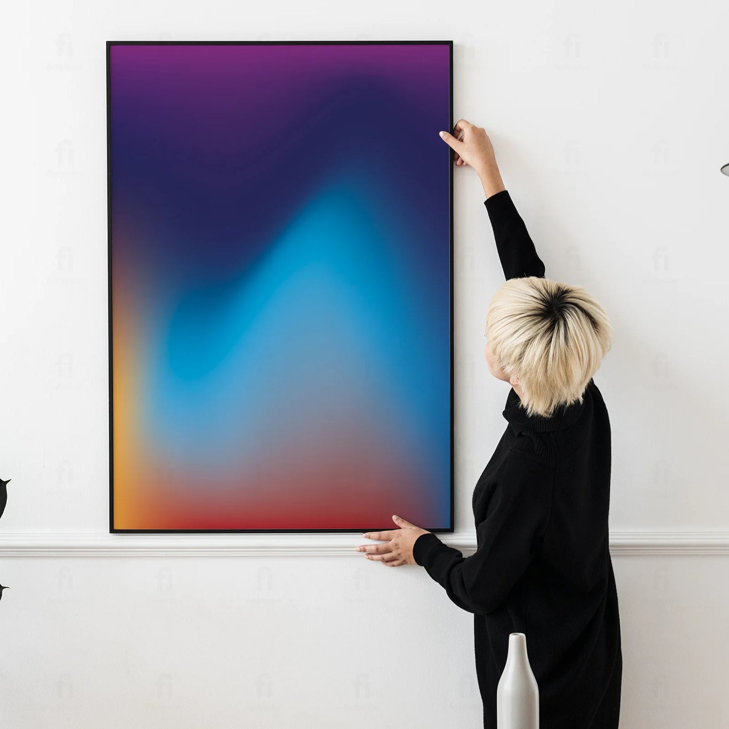 Plakat "Cosmic Flow" wiszący w minimalistycznym salonie jako mocny akcent kolorystyczny.