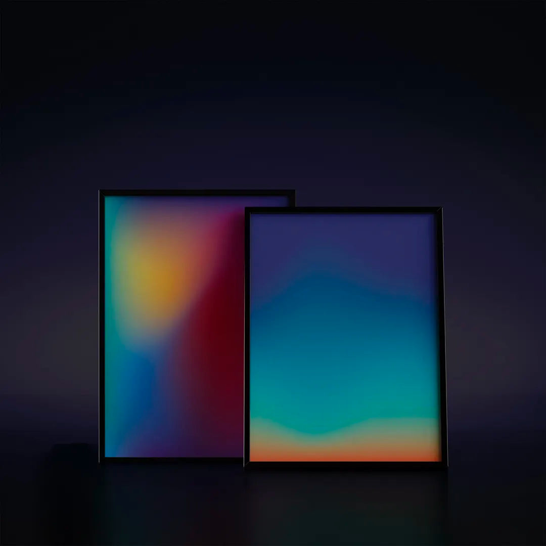 Plakat z abstrakcyjną grafiką przedstawiającą rozmyty gradient w głębokich odcieniach błękitu i turkusu, przypominający głębię oceanu.
