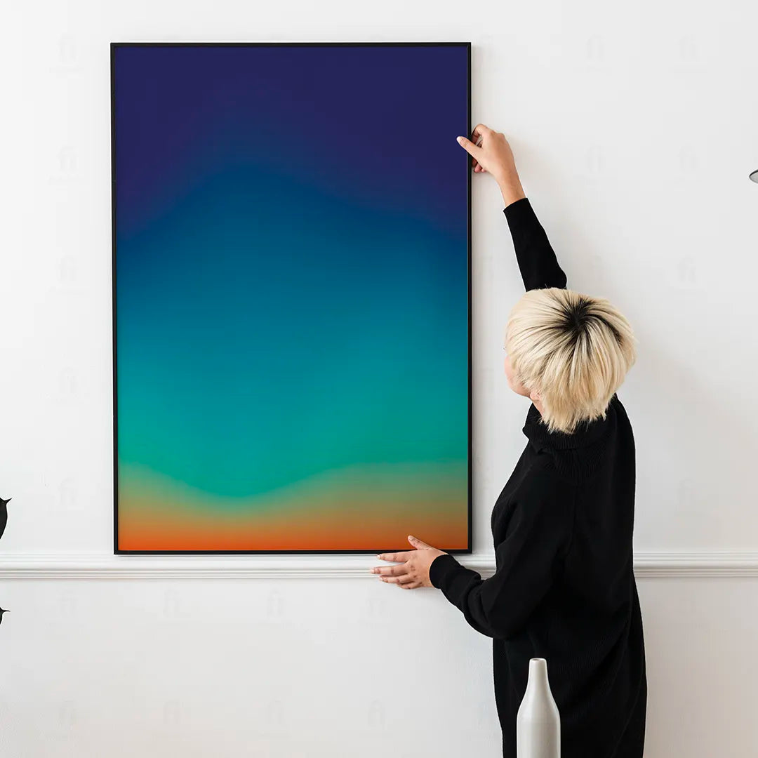 Kolorowy plakat abstrakcyjny "Deep_Ocean" wiszący w minimalistycznym salonie jako mocny akcent.