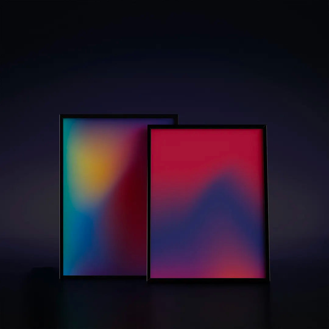 Plakat z abstrakcyjną grafiką przedstawiającą gradient kolorów od czerwieni do głębokiego granatu, symbolizujący głębię nocy.
