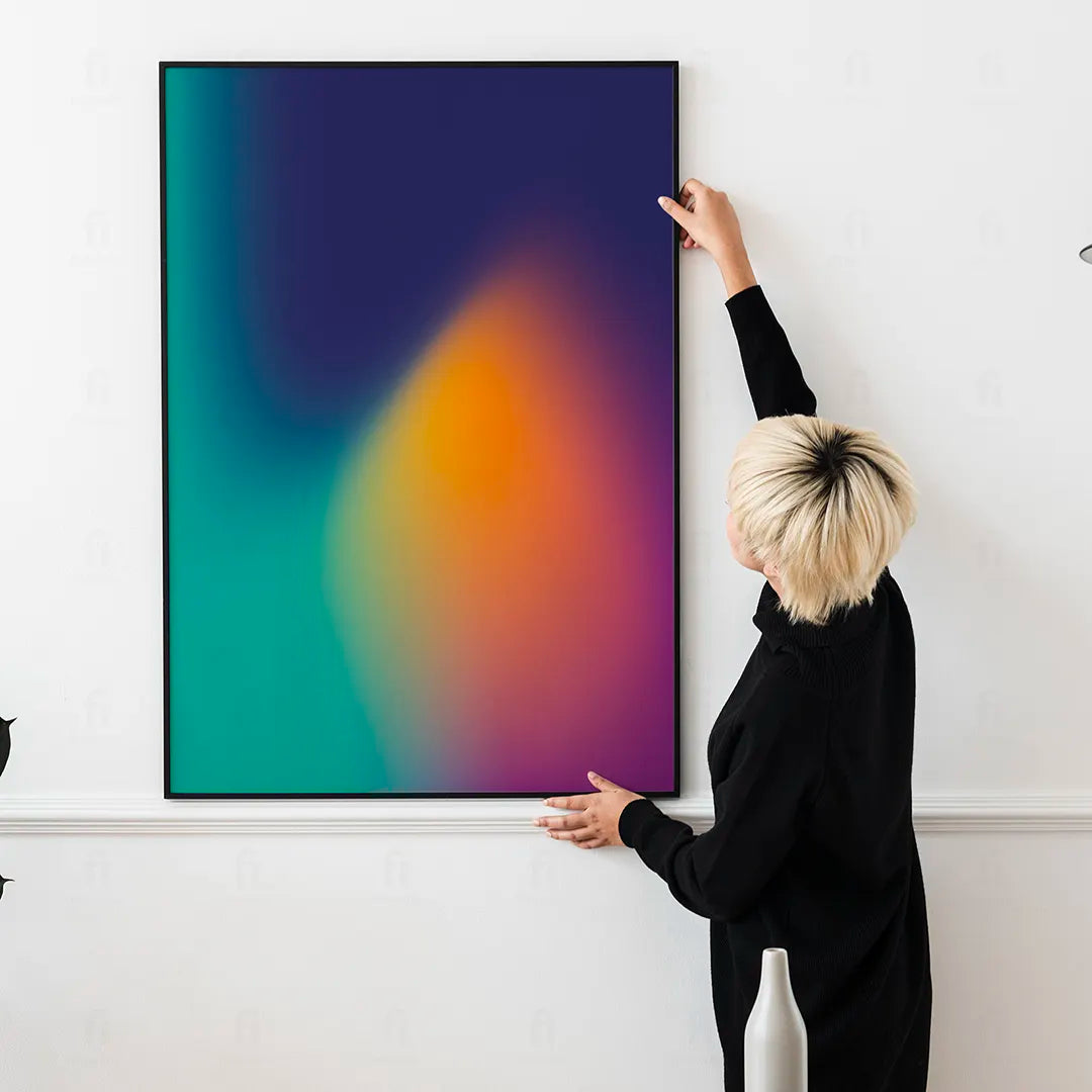 Plakat "Dreamy Horizon" wiszący w minimalistycznym salonie jako mocny akcent kolorystyczny.