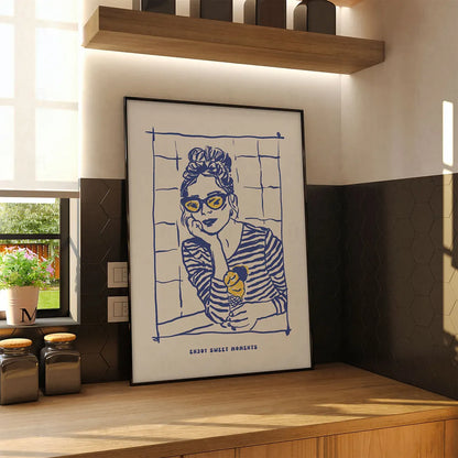 Plakat "Enjoy Sweet Moments" wiszący w nowoczesnej jadalni nad stołem.
