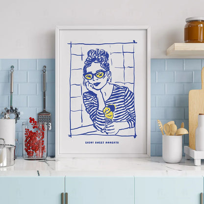 Plakat "Enjoy Sweet Moments" wiszący w nowoczesnej jadalni nad stołem.
