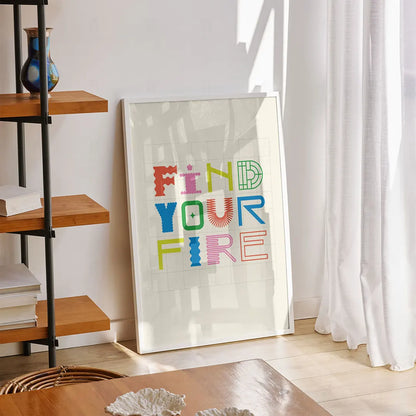  Plakat "Find Your Fire" wiszący w salonie