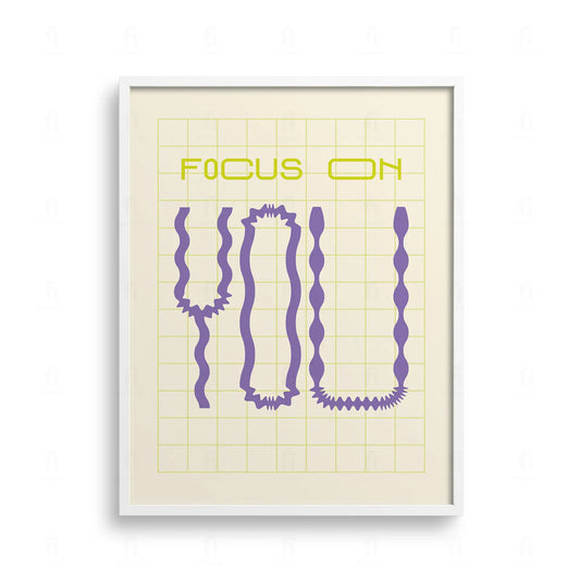 Plakat z minimalistyczną, czarno-białą typografią z napisem "Focus On You".
