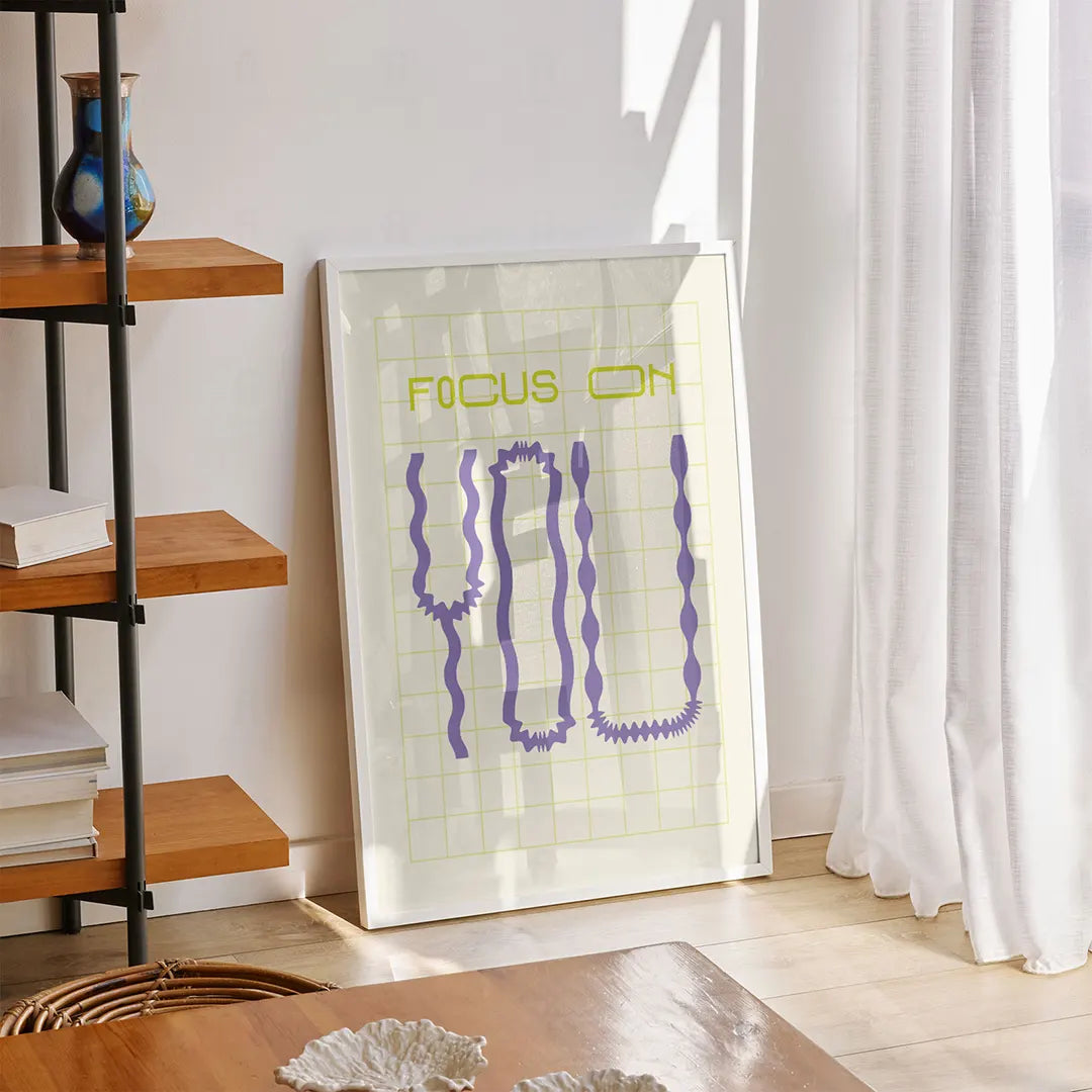 Plakat z minimalistyczną typografią z napisem "Focus On You"
