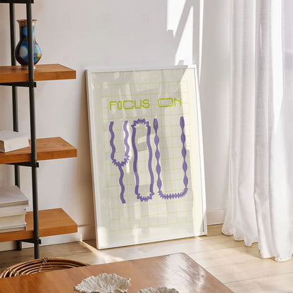 Plakat z minimalistyczną typografią z napisem "Focus On You"
