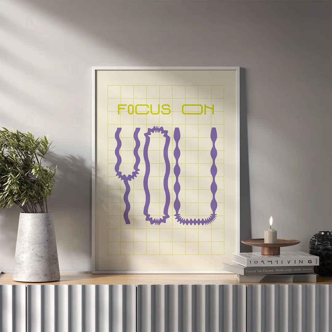 Plakat z minimalistyczną typografią z napisem "Focus On You".
