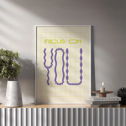 Plakat z minimalistyczną typografią z napisem "Focus On You".
