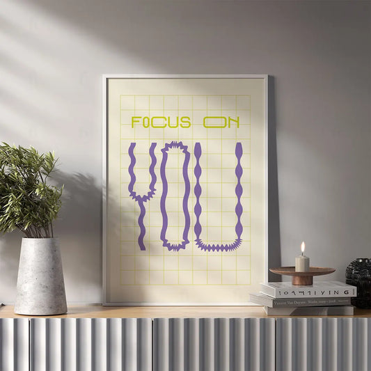 Plakat z minimalistyczną typografią z napisem "Focus On You".
