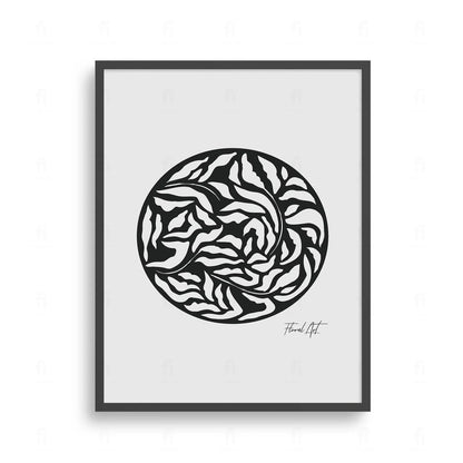 Plakat z czarno-białą, abstrakcyjną grafiką z motywami roślinnymi i kwiatowymi.
