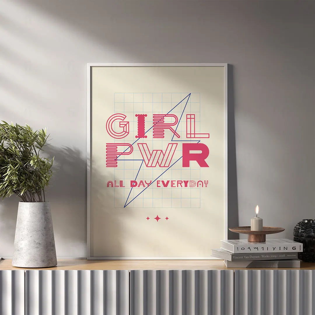 Plakat z energetyczną, kolorową grafiką i typografią z napisem "GIRL PWR".
 w salonie