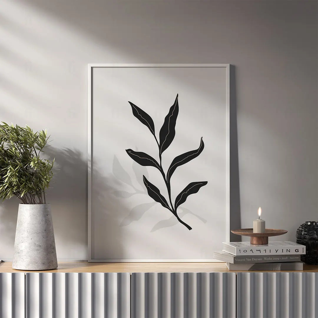 Czarno-biały plakat z gałązką wiszący w jasnej sypialni w stylu skandynawskim.
