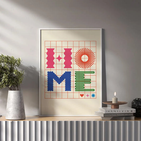 Plakat z kolorową typografią układającą się w napis "HOME" 