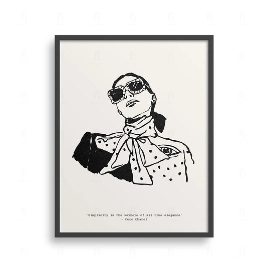 Plakat z czarno-białą grafiką przedstawiającą portret kobiety w stylu Coco Chanel z jej słynnym cytatem.