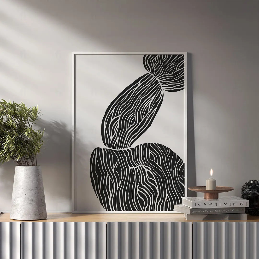 Plakat z czarno-białą, abstrakcyjną grafiką przedstawiającą organiczne kształty inspirowane kamieniami.
