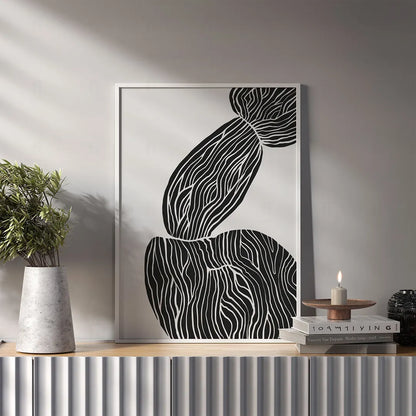 Plakat z czarno-białą, abstrakcyjną grafiką przedstawiającą organiczne kształty inspirowane kamieniami.
