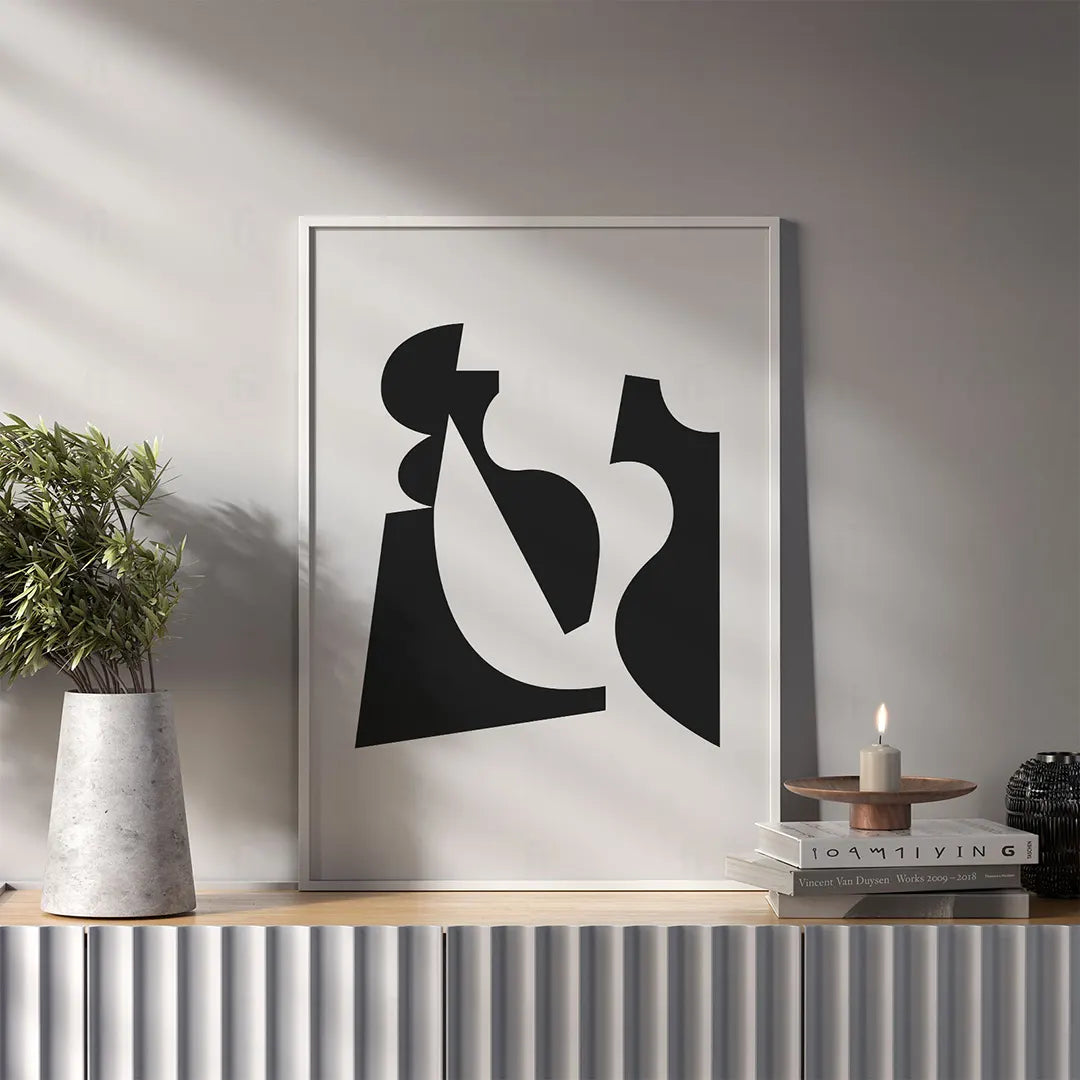 Plakat z czarno-białą, abstrakcyjną grafiką przedstawiającą kompozycję figur i kształtów geometrycznych w salonie