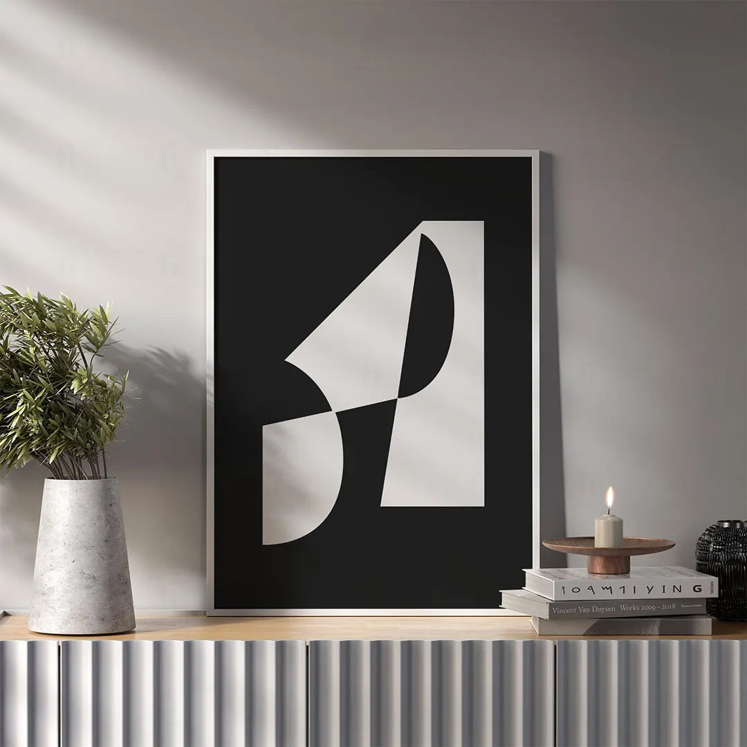 Plakat abstrakcyjny z liniami wiszący w nowoczesnym salonie.
