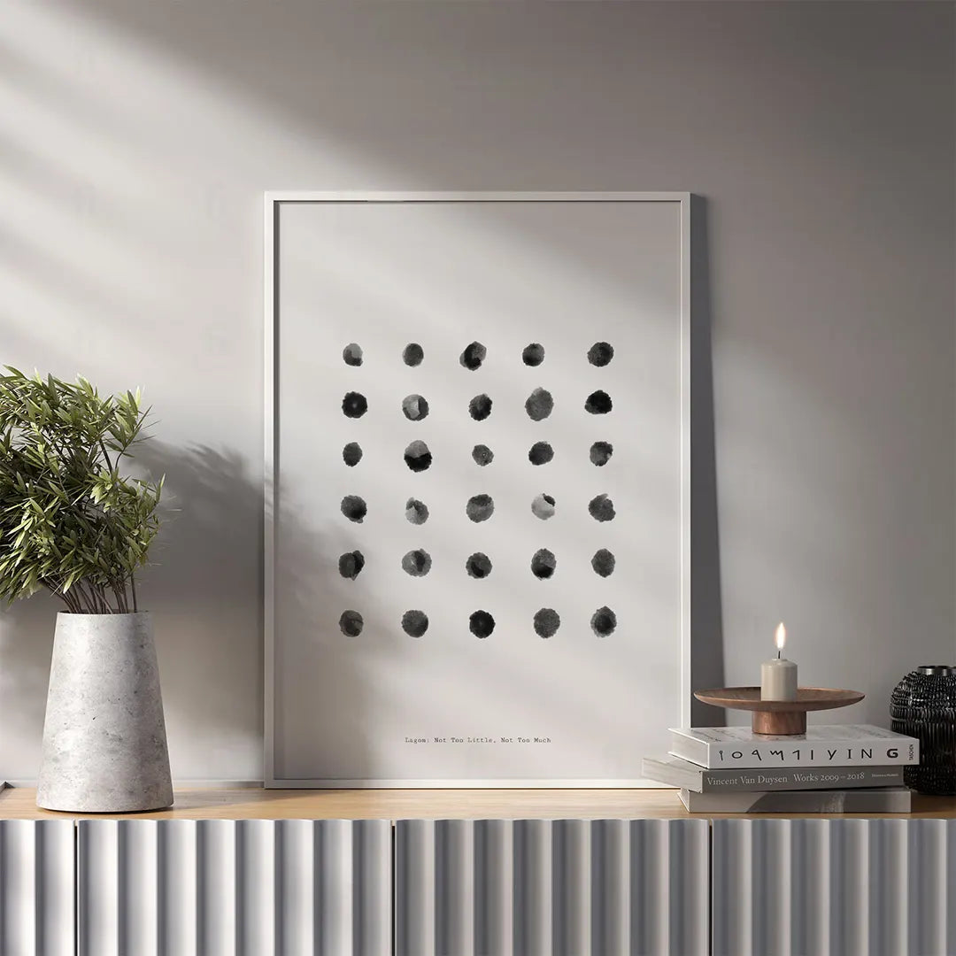 Plakat z minimalistyczną, czarno-białą grafiką z kompozycją kropek w stylu skandynawskim.
