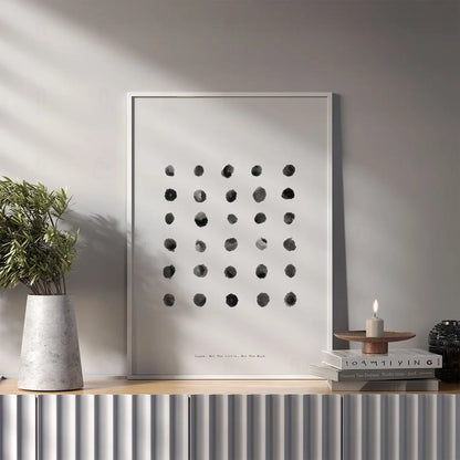 Plakat z minimalistyczną, czarno-białą grafiką z kompozycją kropek w stylu skandynawskim.
