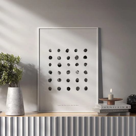 Plakat z minimalistyczną, czarno-białą grafiką z kompozycją kropek w stylu skandynawskim.
