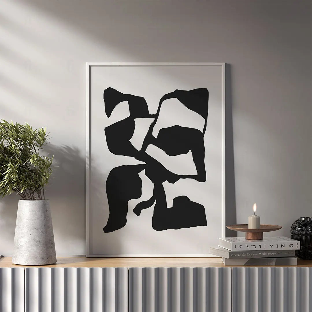 Duży, czarno-biały plakat abstrakcyjny w nowoczesnym salonie.
