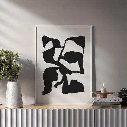 Duży, czarno-biały plakat abstrakcyjny w nowoczesnym salonie.
