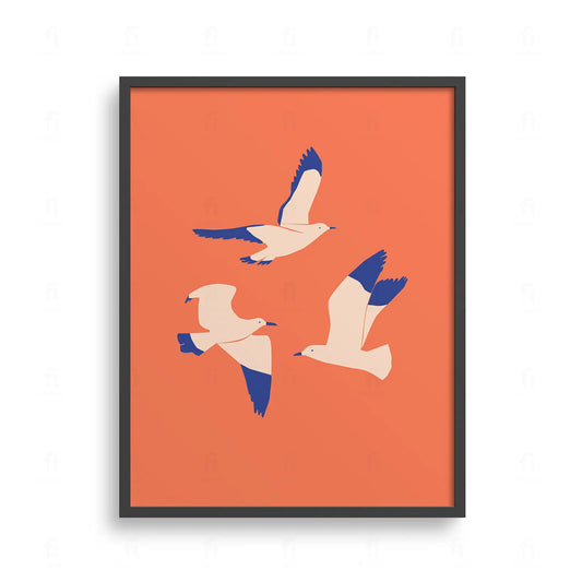 Plakat z minimalistyczną grafiką przedstawiającą stado mew w locie na tle zachodzącego słońca.
