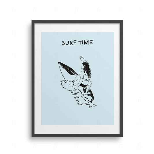 Plakat z artystyczną grafiką przedstawiającą kobietę surfującą na dużej fali.
