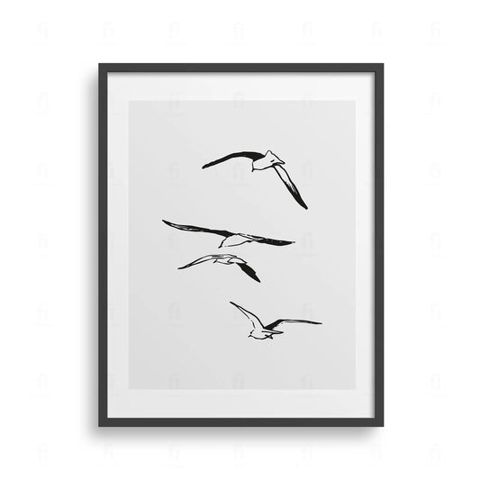 Plakat z minimalistyczną grafiką przedstawiającą stado mew w locie na tle zachodzącego słońca.
