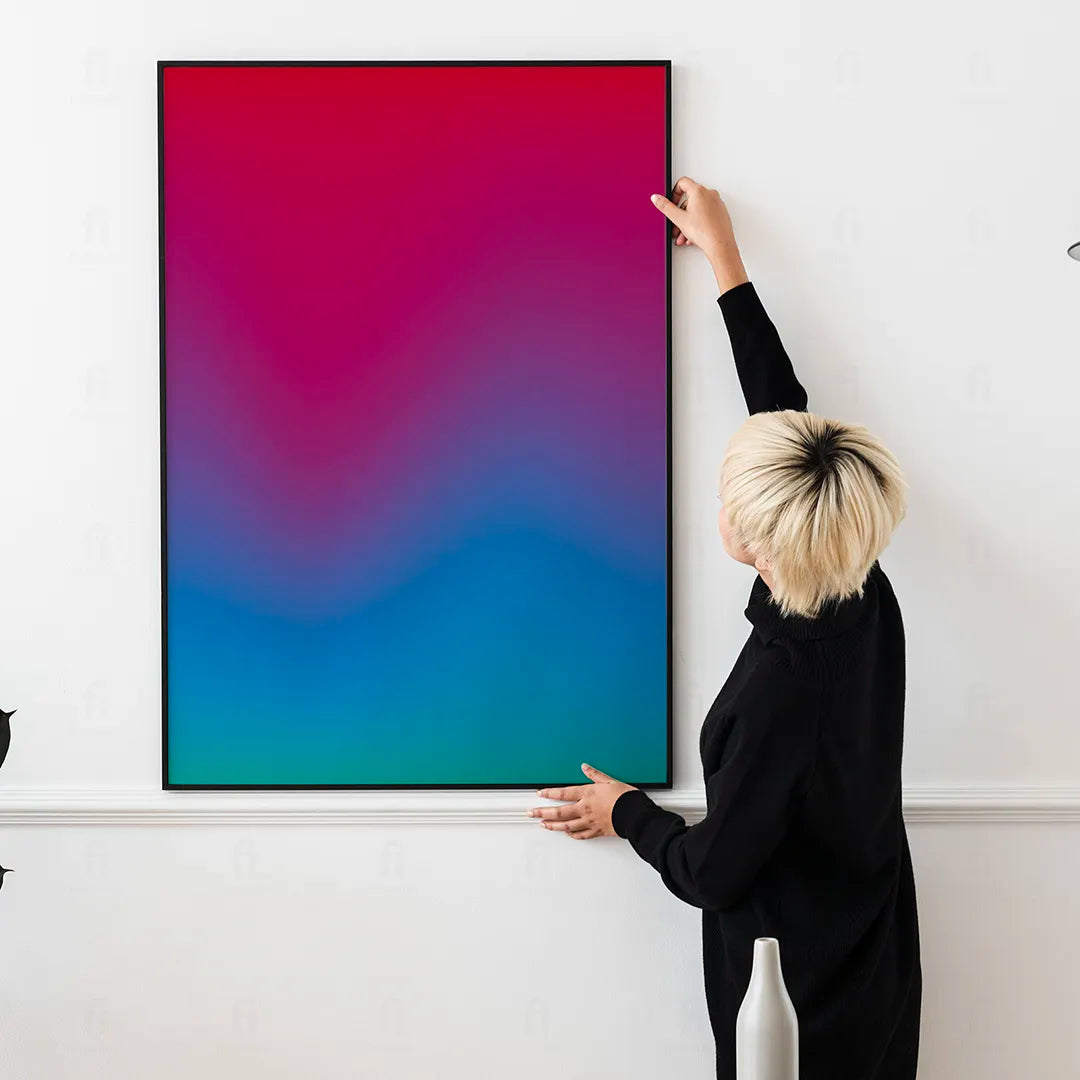 Plakat "Neon Heat" wiszący w nowoczesnym salonie jako mocny akcent kolorystyczny.
