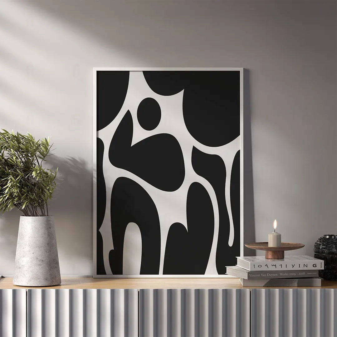  Plakat z organicznymi formami wiszący w salonie w stylu japandi.
