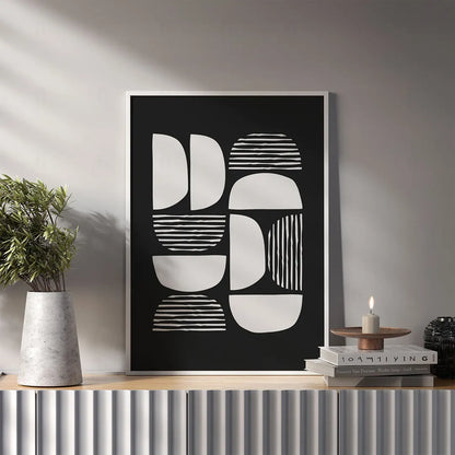 Nowoczesna kompozycja abstrakcyjna z czarno-białymi półkolami i elementami w paski w salonie