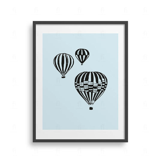 Plakat z artystyczną grafiką przedstawiającą balony na ogrzane powietrze unoszące się na tle gór.
