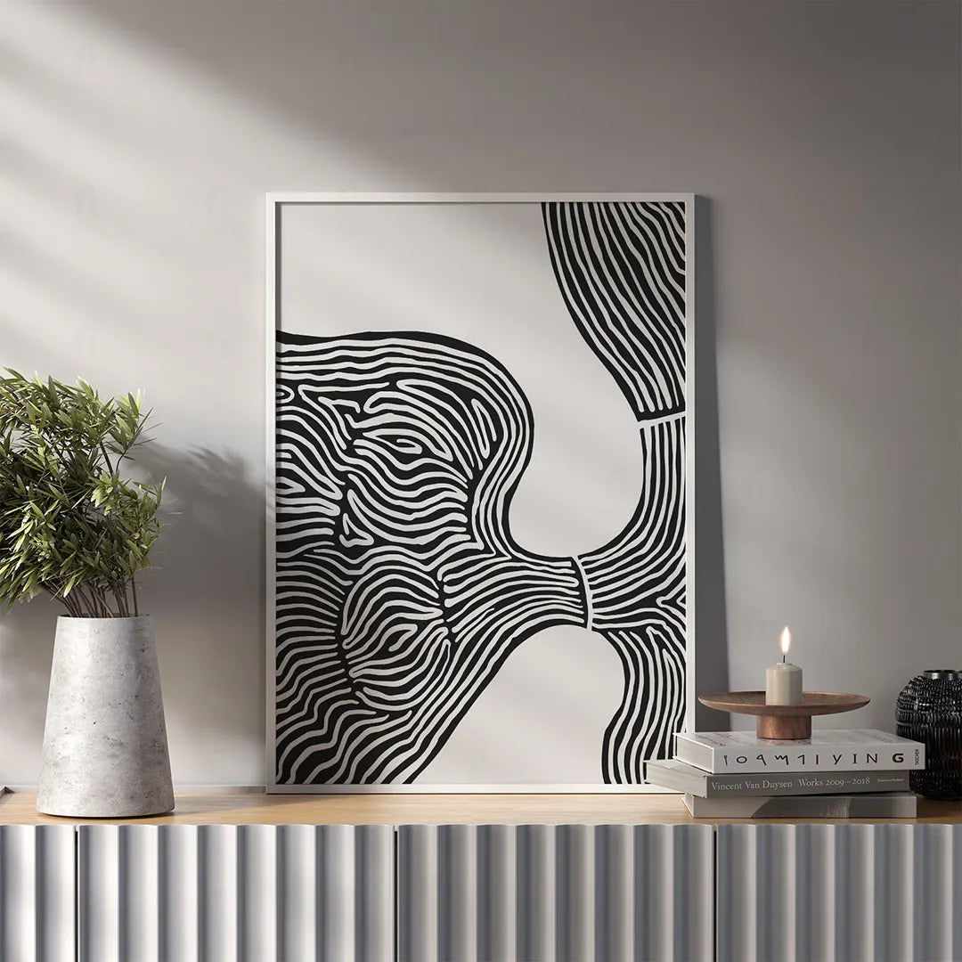 Plakat abstrakcyjny line art wiszący w minimalistycznym, białym salonie.
