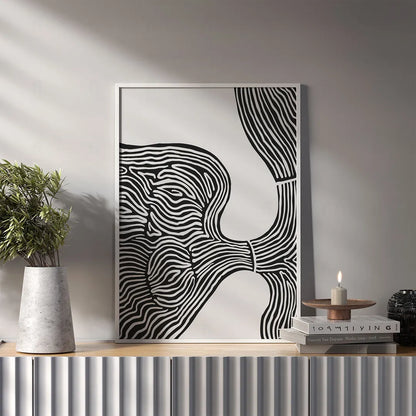 Plakat abstrakcyjny line art wiszący w minimalistycznym, białym salonie.

