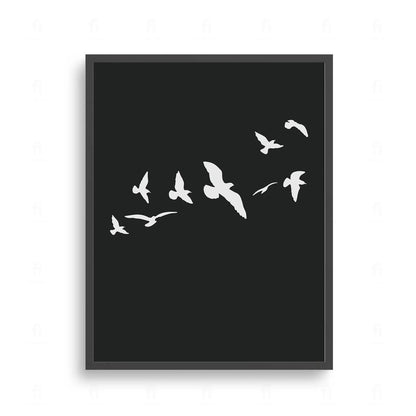 Plakat z minimalistyczną, czarno-białą grafiką przedstawiającą stado lecących ptaków.
