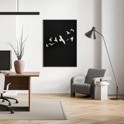 Plakat z ptakami w locie wiszący nad krzesłem w biurze.
