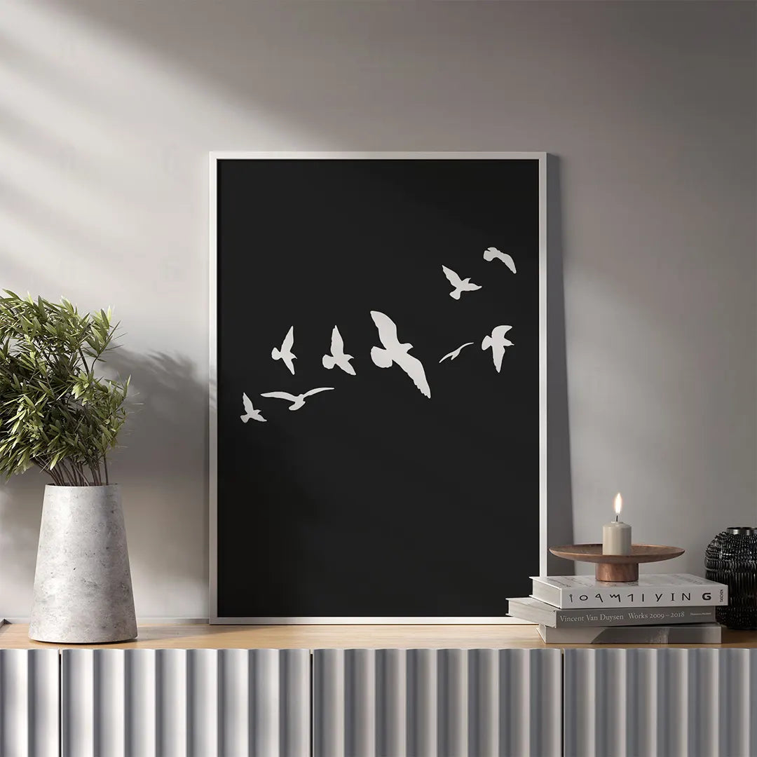 Plakat z minimalistyczną, czarno-białą grafiką przedstawiającą stado lecących ptaków, idealny do wnętrz w skandynawskim stylu.