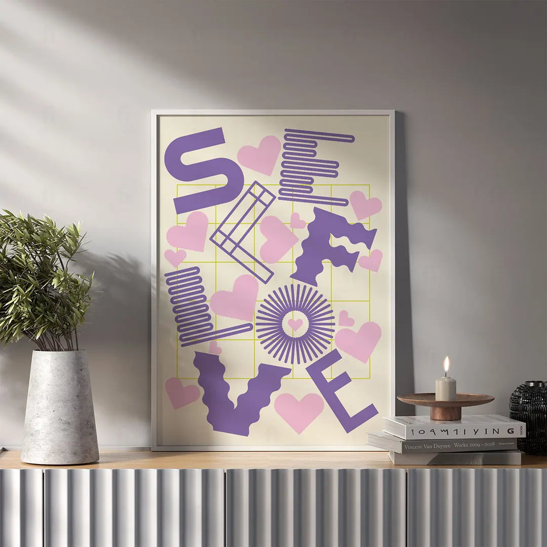 Plakat z kolorową grafiką w stylu pop art z napisem "Self Love" i sercem w nowoczesnym salonie