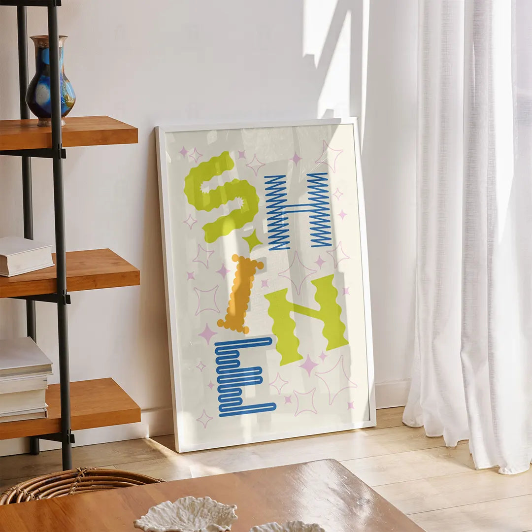Plakat z kolorową, radosną grafiką i typografią z napisem "SHINE".
