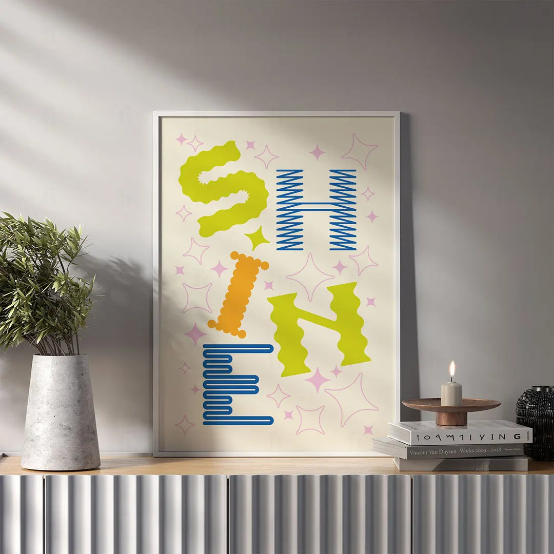 Plakat z kolorową, radosną grafiką i typografią z napisem "SHINE".

