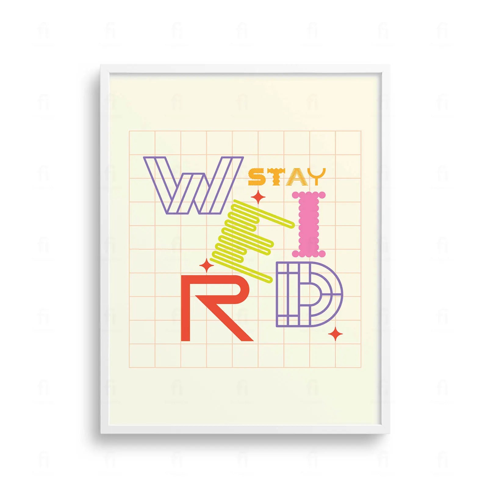  Plakat z ekspresyjną, kolorową typografią z napisem "Stay Weird".
