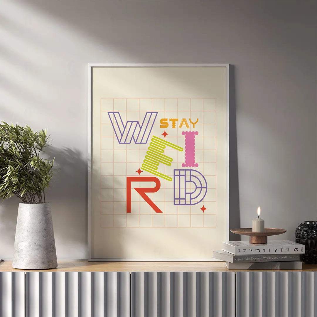 Plakat z ekspresyjną, kolorową typografią z napisem "Stay Weird".
