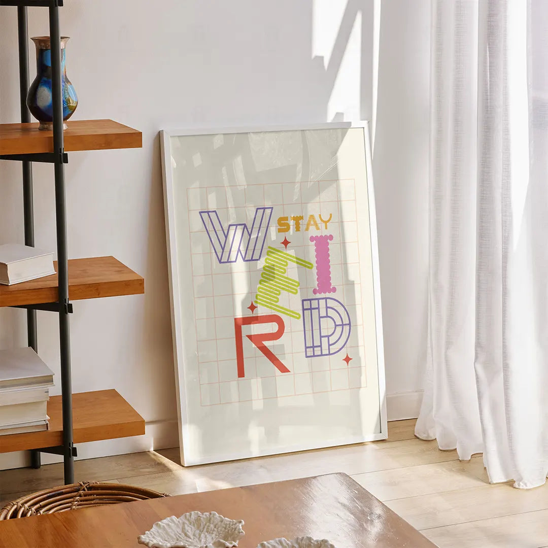  Plakat z ekspresyjną, kolorową typografią z napisem "Stay Weird".
