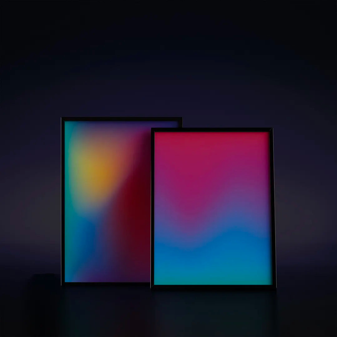 rozmyty gradient w odcieniach różu, pomarańczu i błękitu, przypominający zachód słońca nad wodą.
