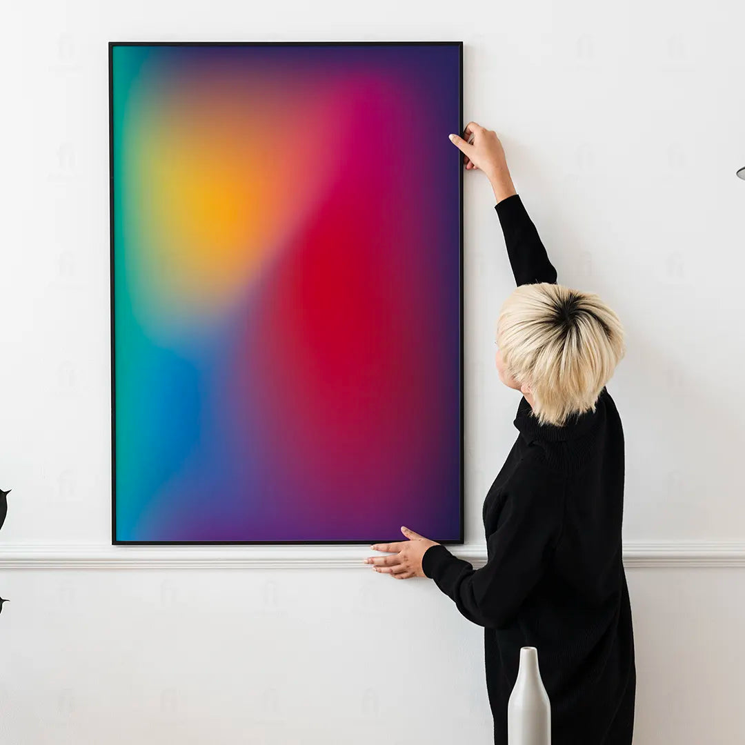 Plakat "Sunset Waves" wiszący w nowoczesnym salonie jako mocny akcent kolorystyczny.
